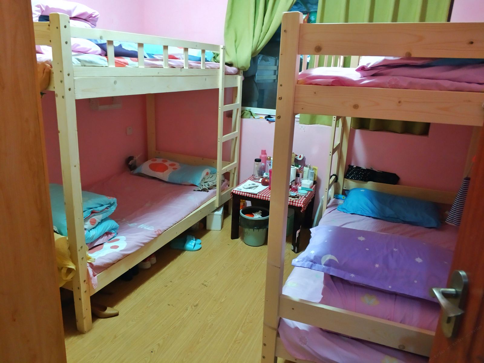 女生四人间(床位房)(公共卫浴)