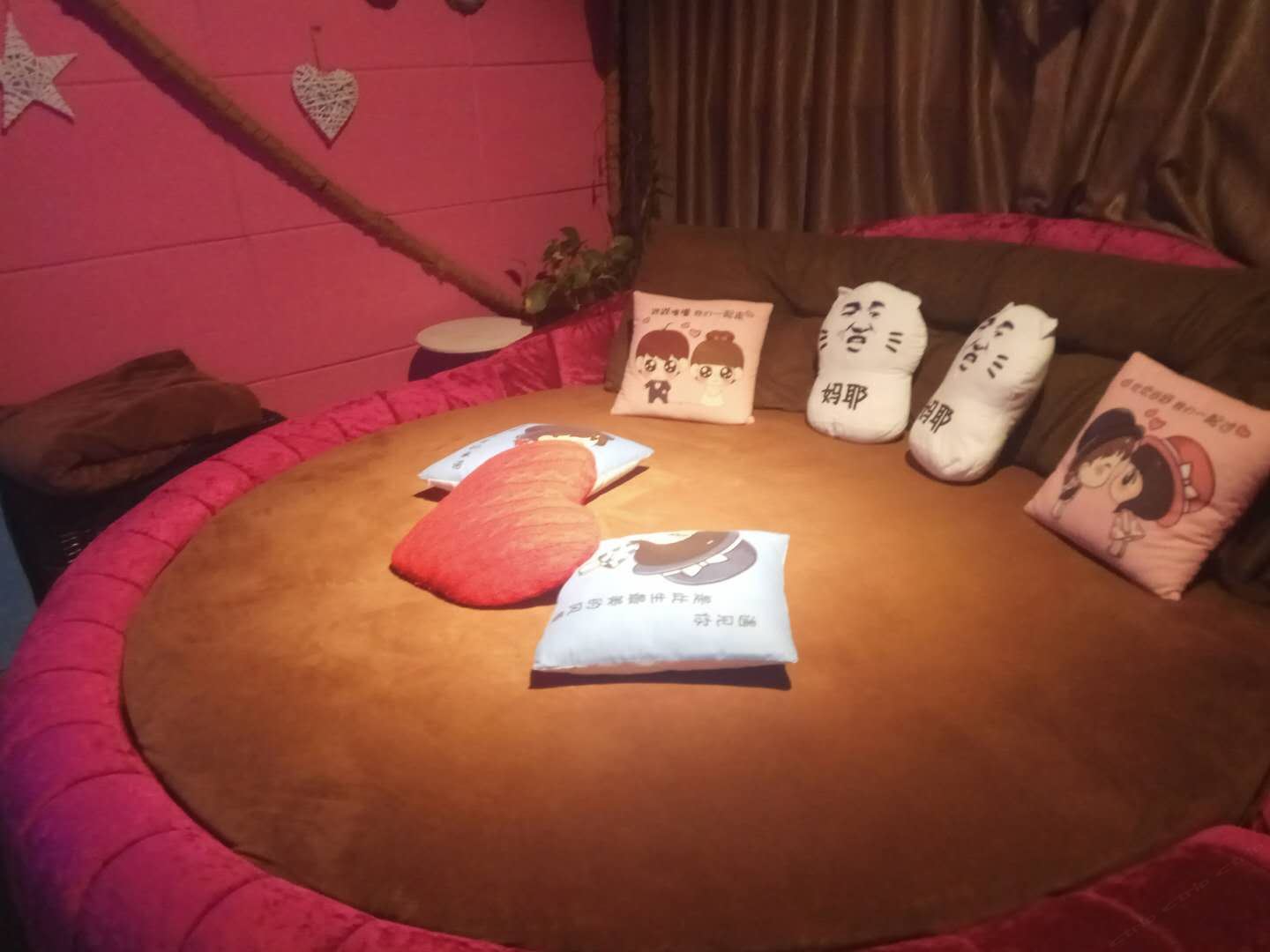 温馨情侣大圆床房（公共卫浴）