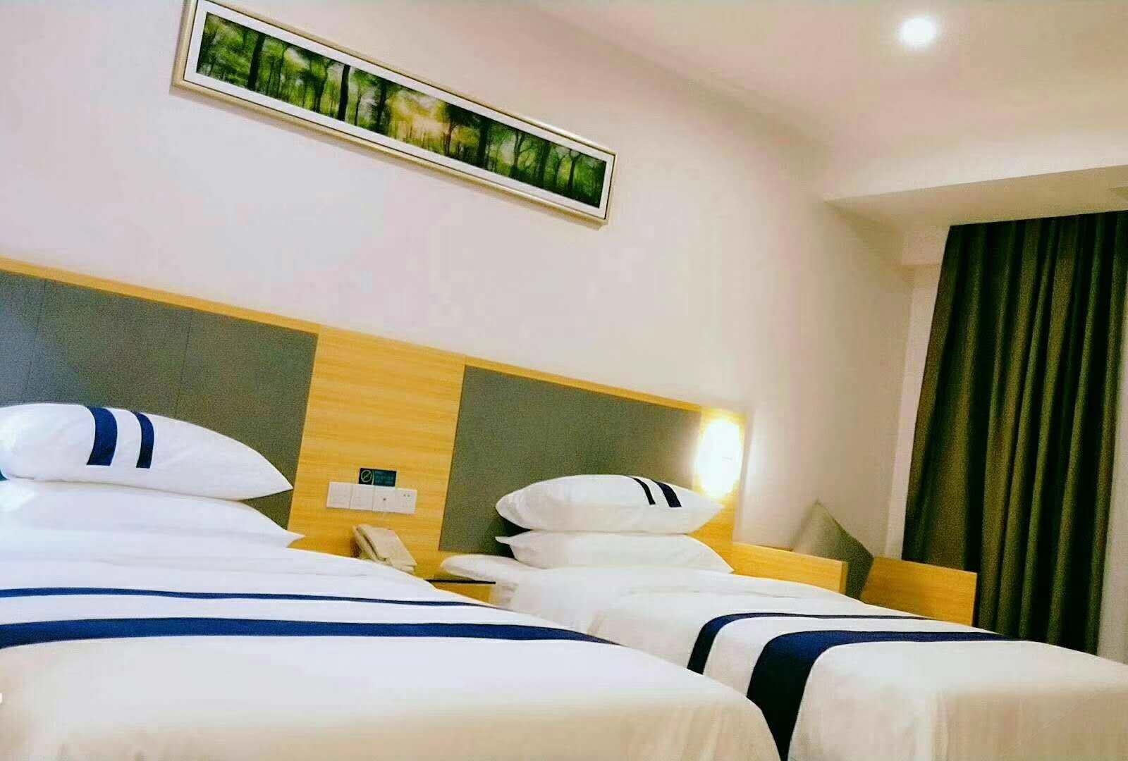 阳光双床房