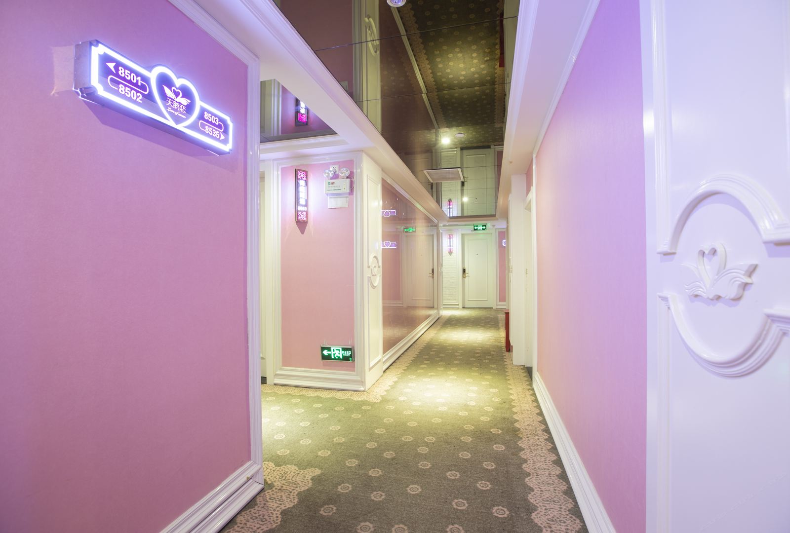 天鹅恋情侣酒店(长沙IFS国金中心店)
