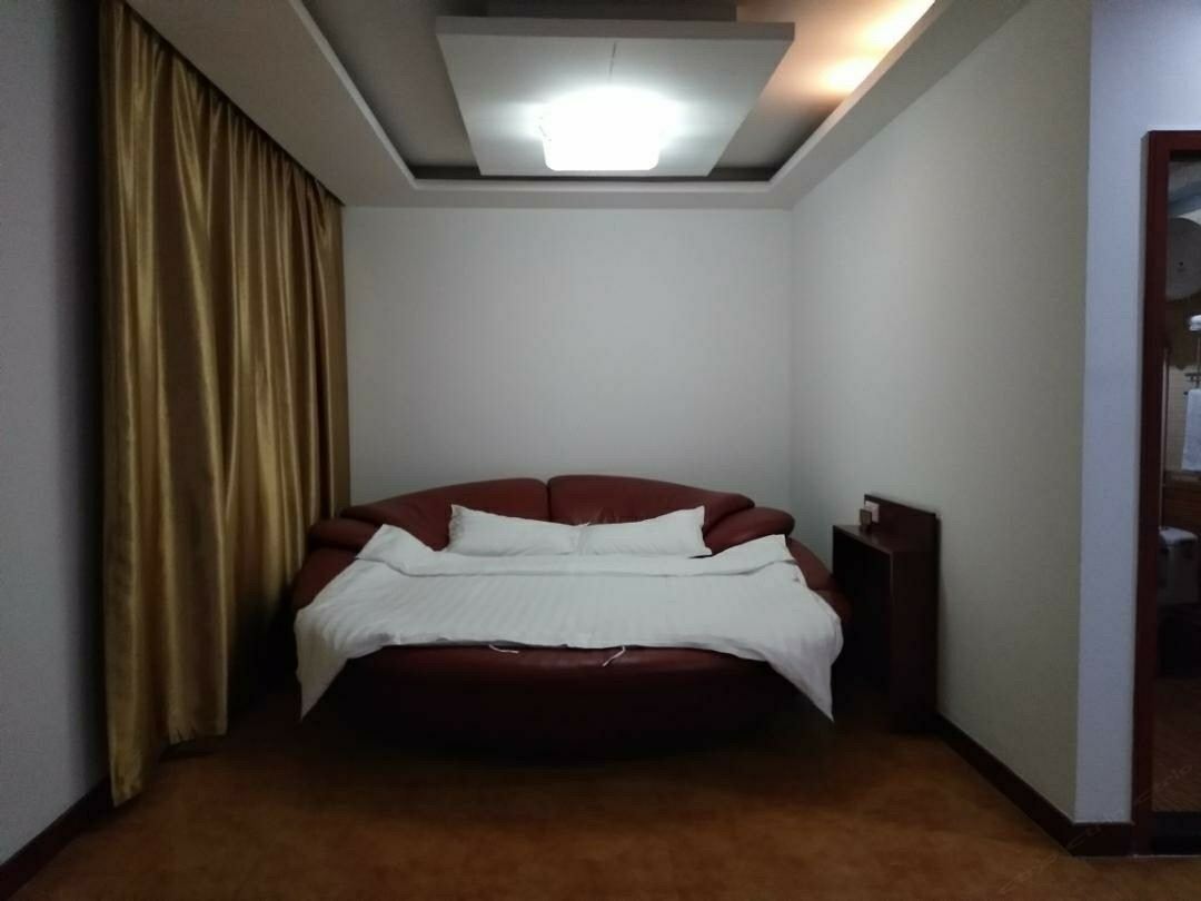 圆床房