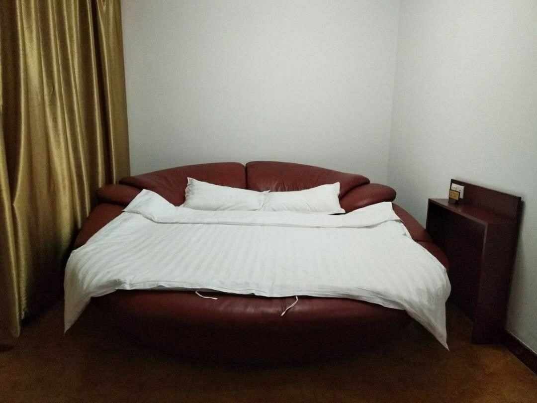 圆床房