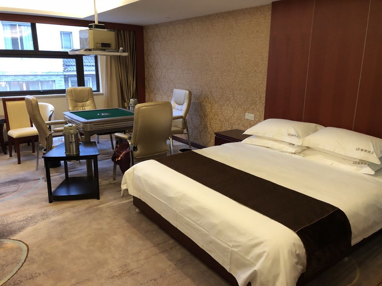 豪华棋牌商务大床房