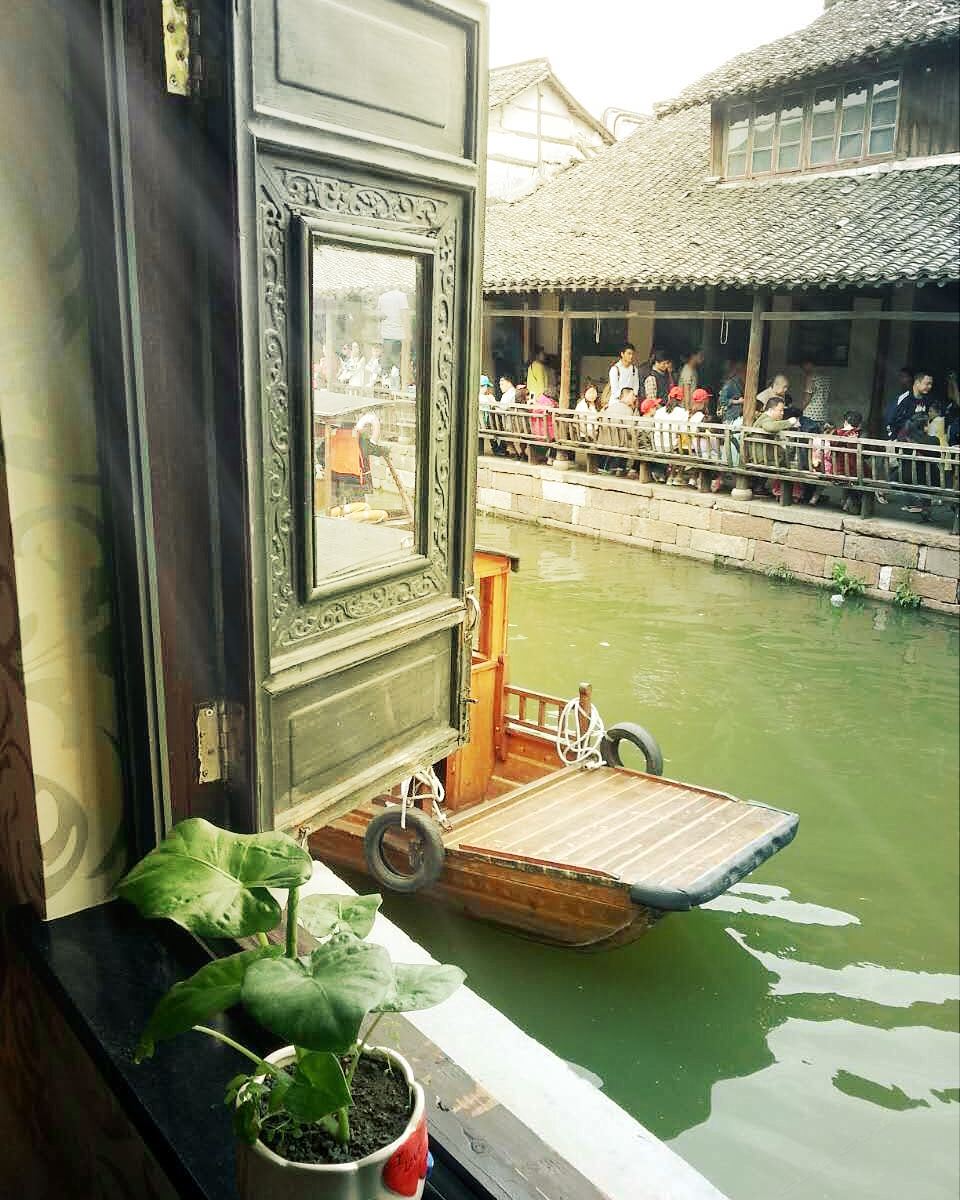 临河水景房