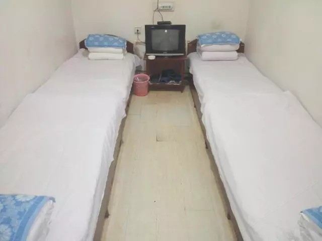 四人间(无窗)(公共卫浴)