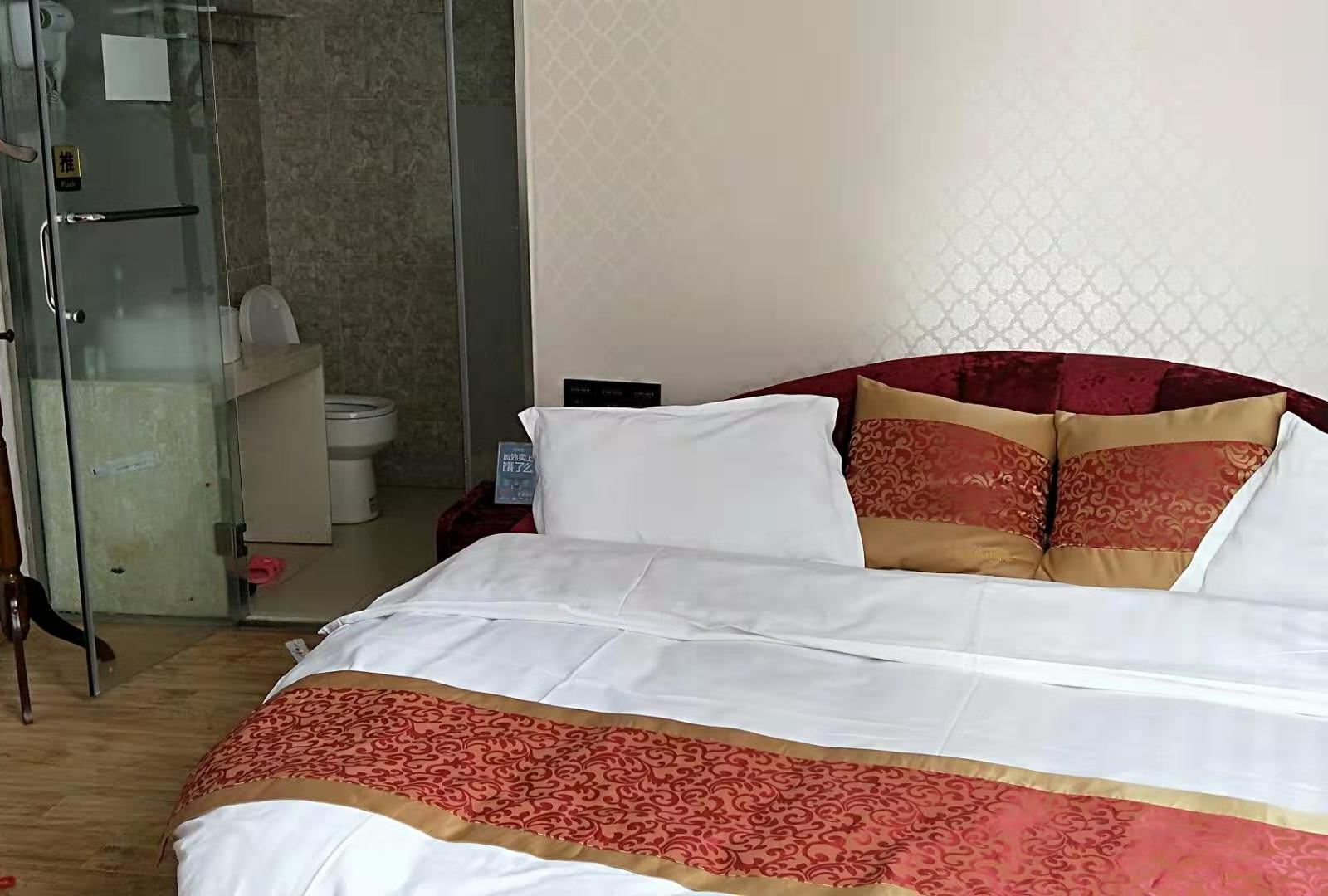 圆床房