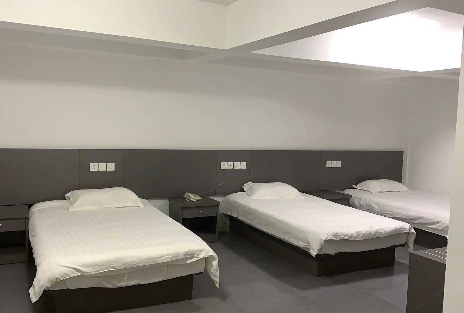 经济三人间