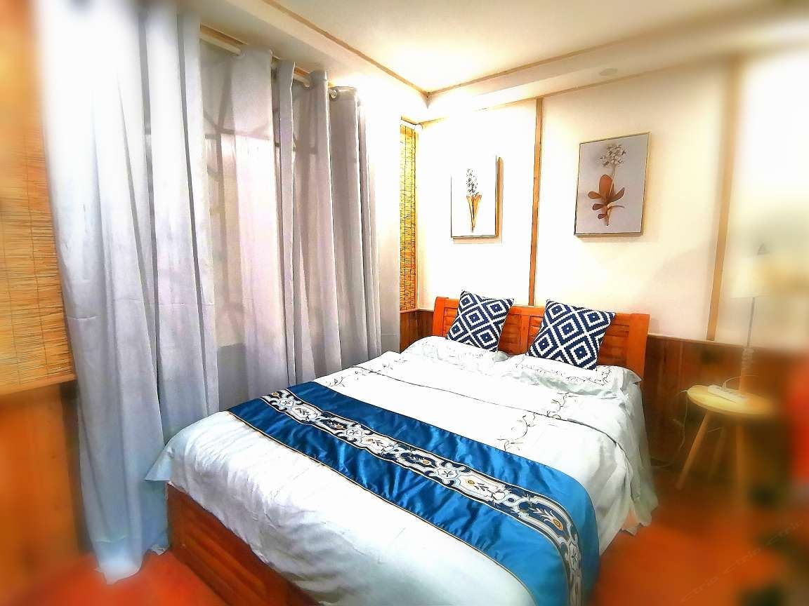 临街老木楼套房