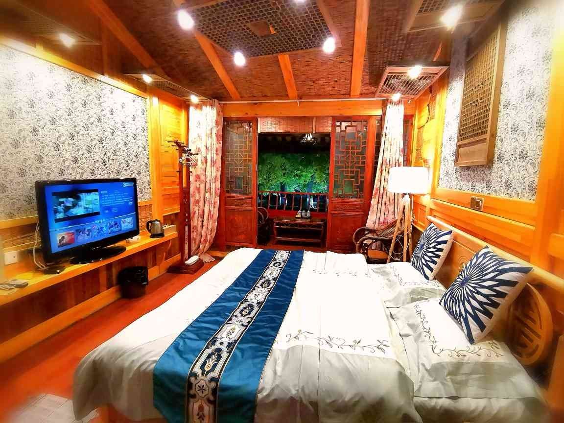 临街老木楼套房