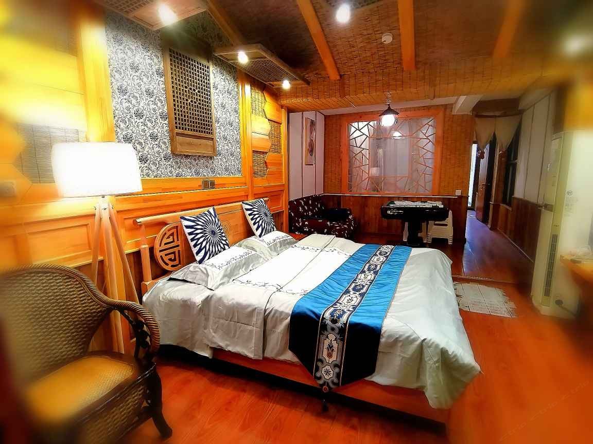 临街老木楼套房