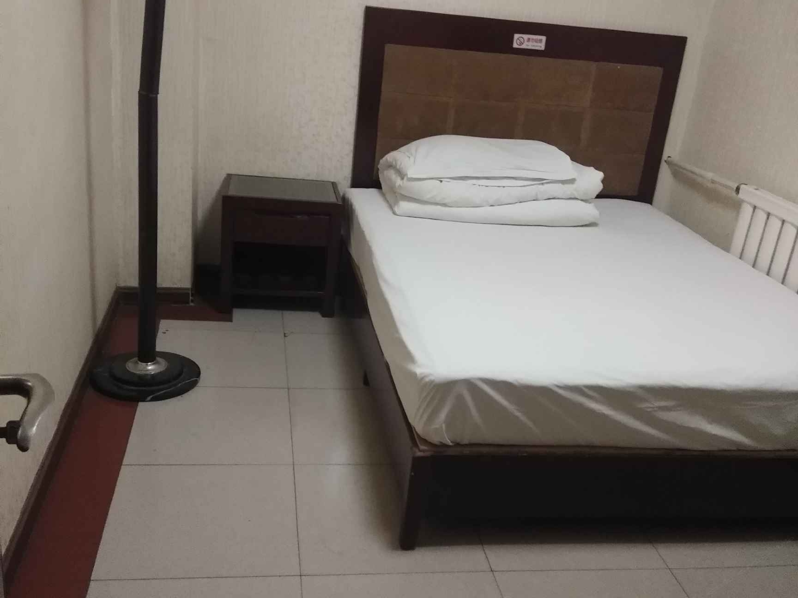 普通大床房(无窗)(公共卫浴)