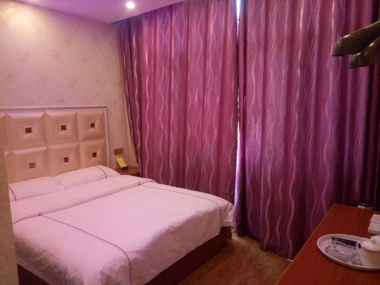 情侣豪华大床房