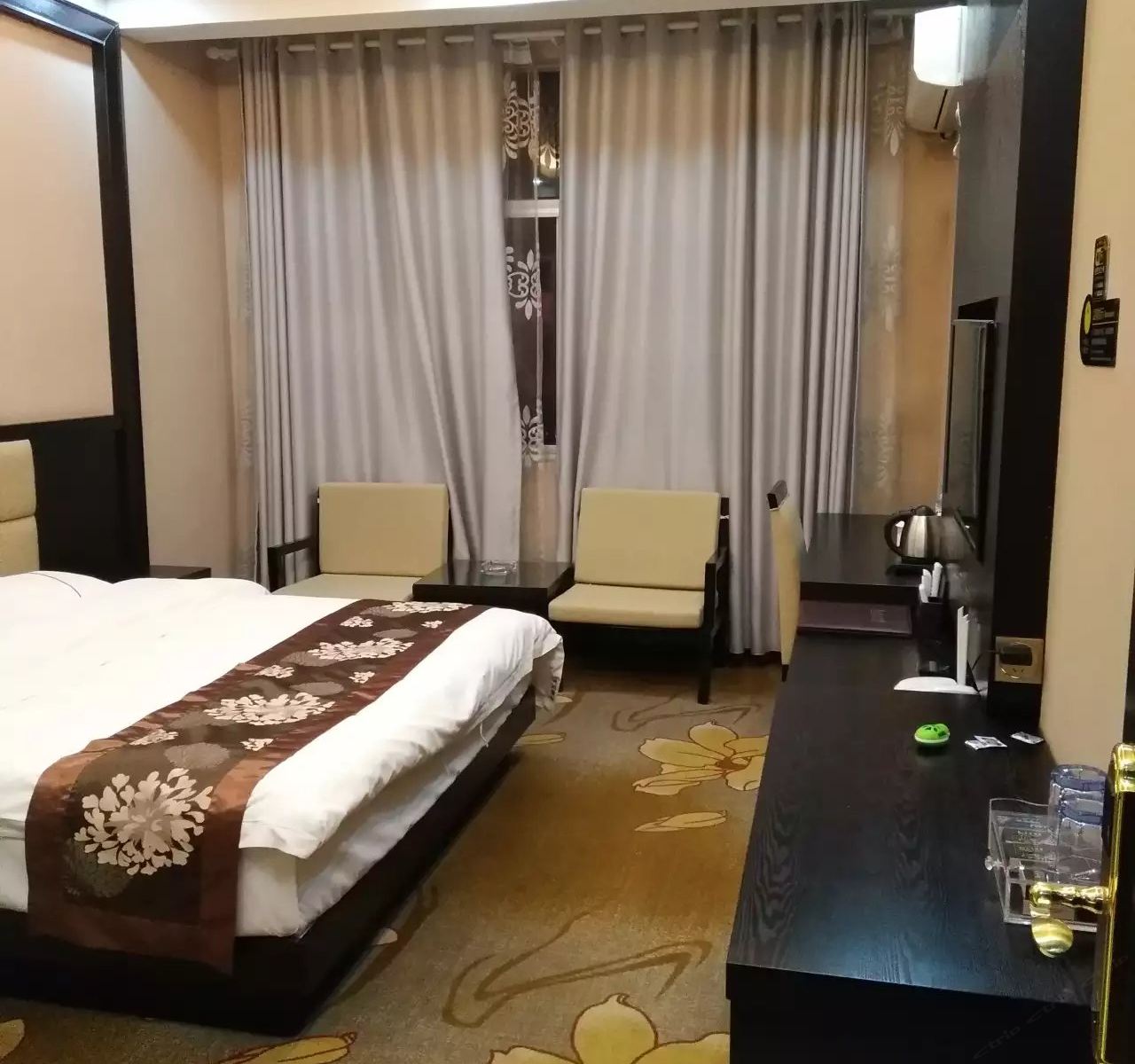 禄劝来思酒店