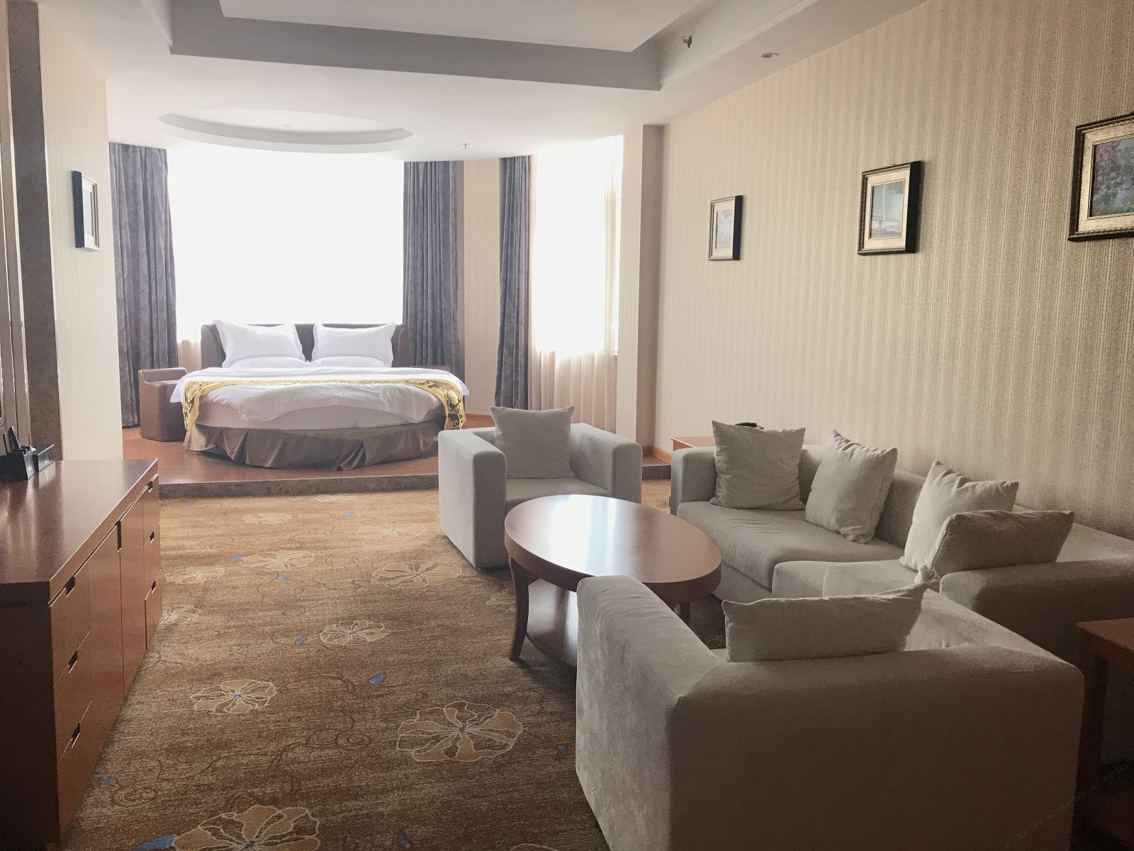 浪漫圆床房
