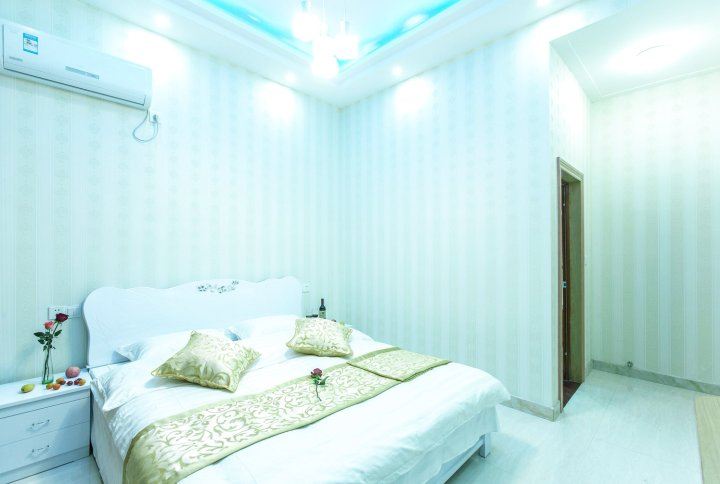 现代简约大床房