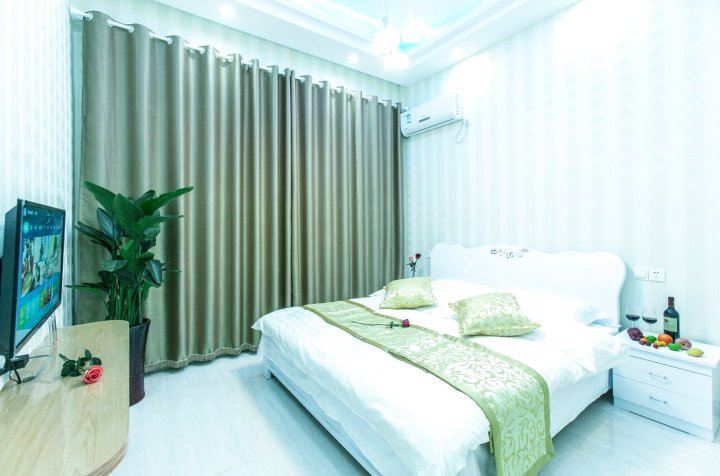 现代简约大床房