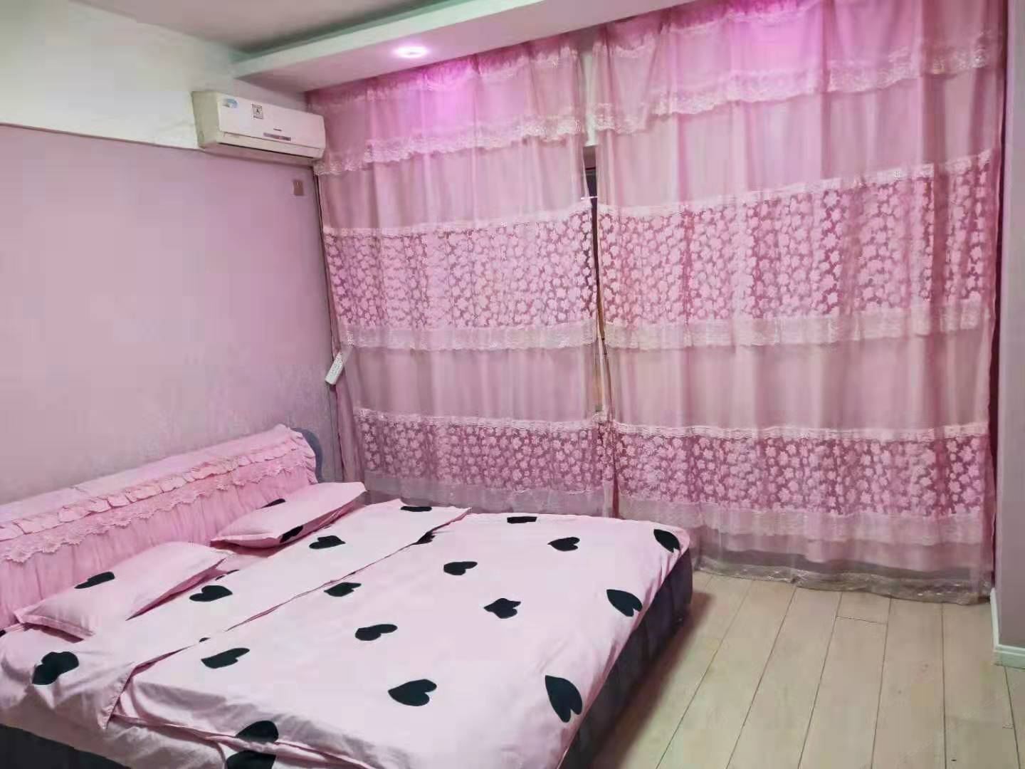 粉色系主题房