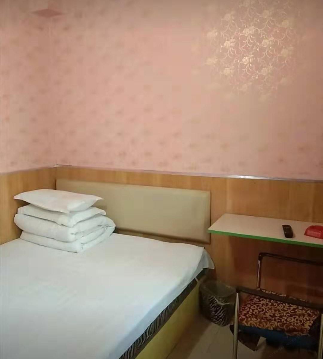 普通大床房(无窗)(公共卫生间)(无法洗浴)