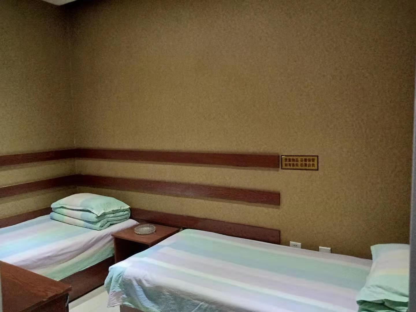 普通双床房（无窗）（公共卫浴）
