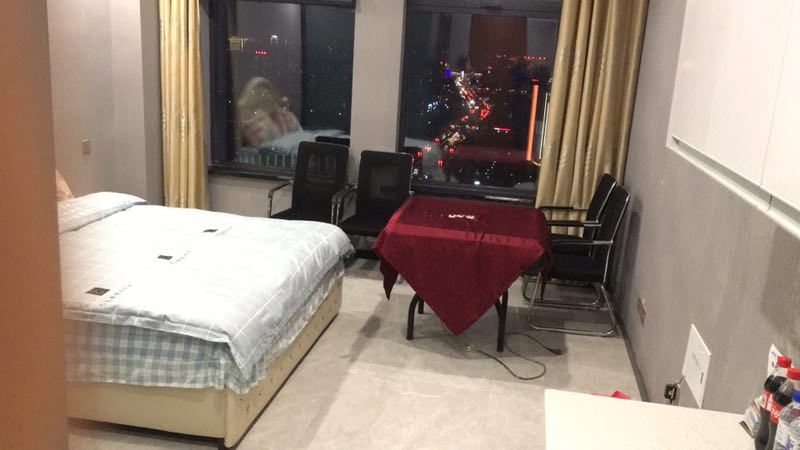 简易大床麻将房