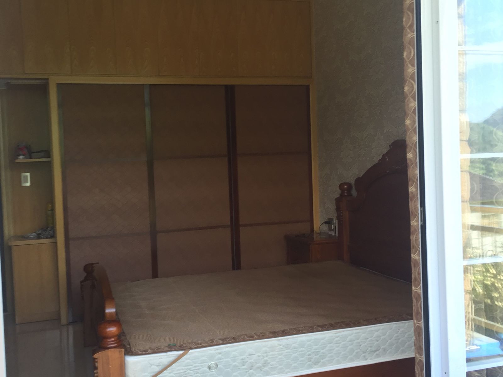 阳光山景大床房