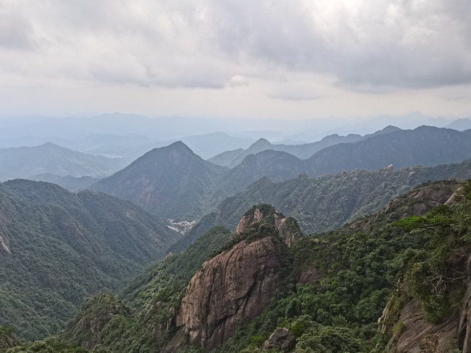婺源篁岭-三清山高铁动车3日游>婺源站进出(登高山栈道,赏梯云村落)