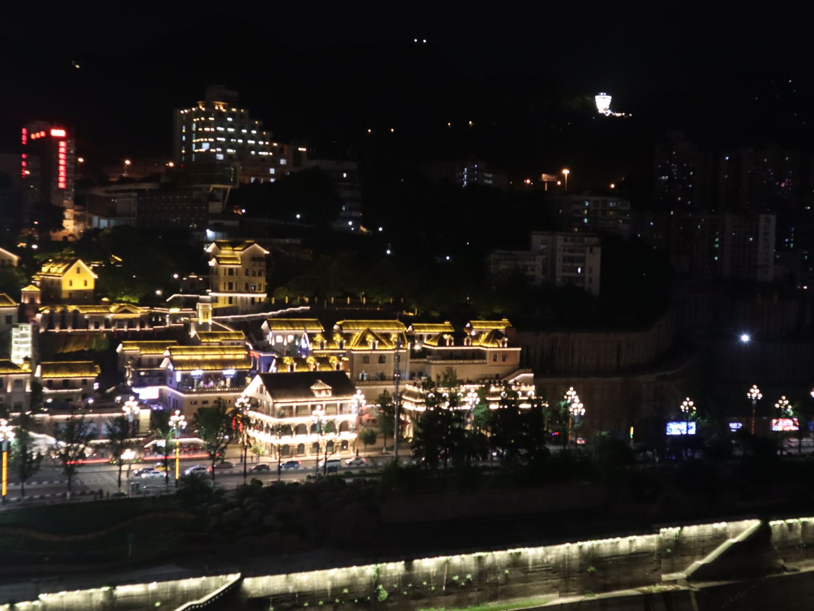 不穿秋裤的艺术青年旅社(重庆长江索道店)