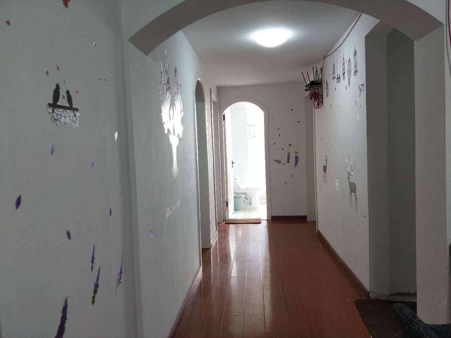 温馨青年公寓(上海娄山关路地铁站店)