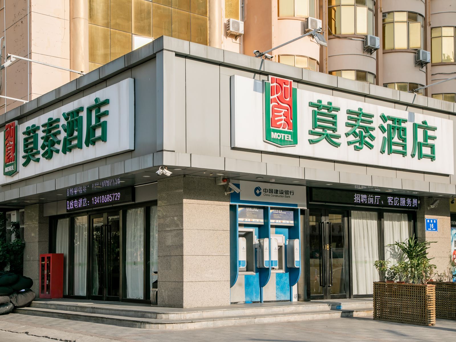 莫泰酒店(深圳南山地铁站凤凰城店)