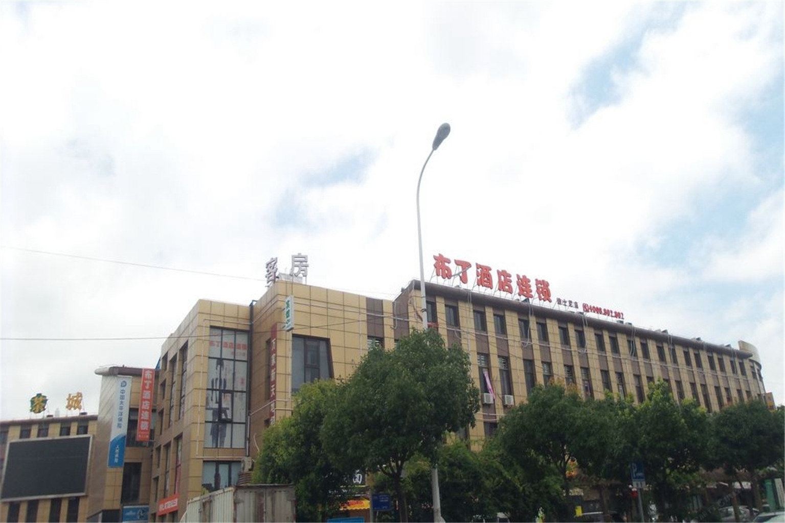 布丁酒店(上海新国际博览中心华夏东路地铁站店)