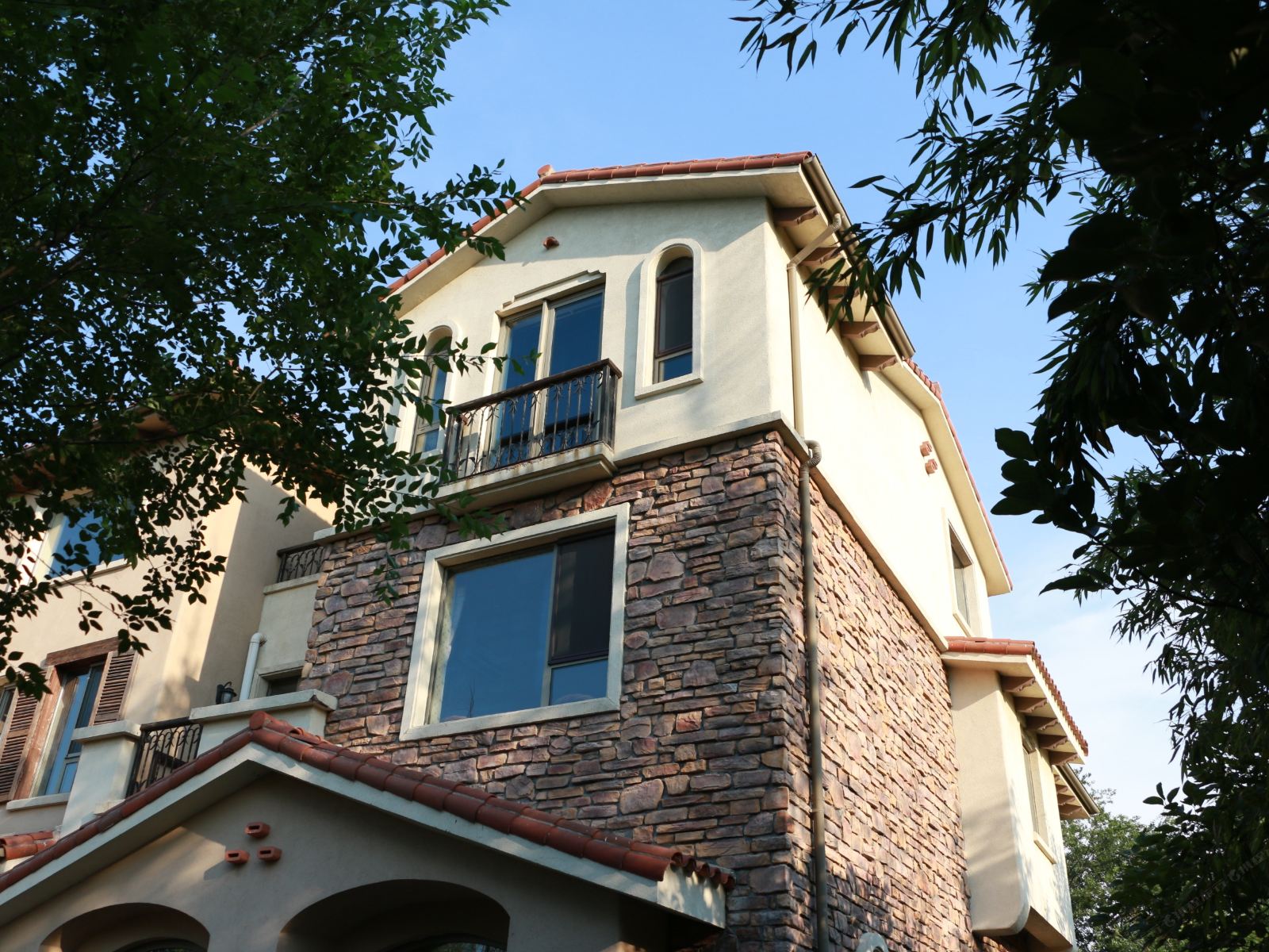 JHouse民宿(上海朗亭路店)