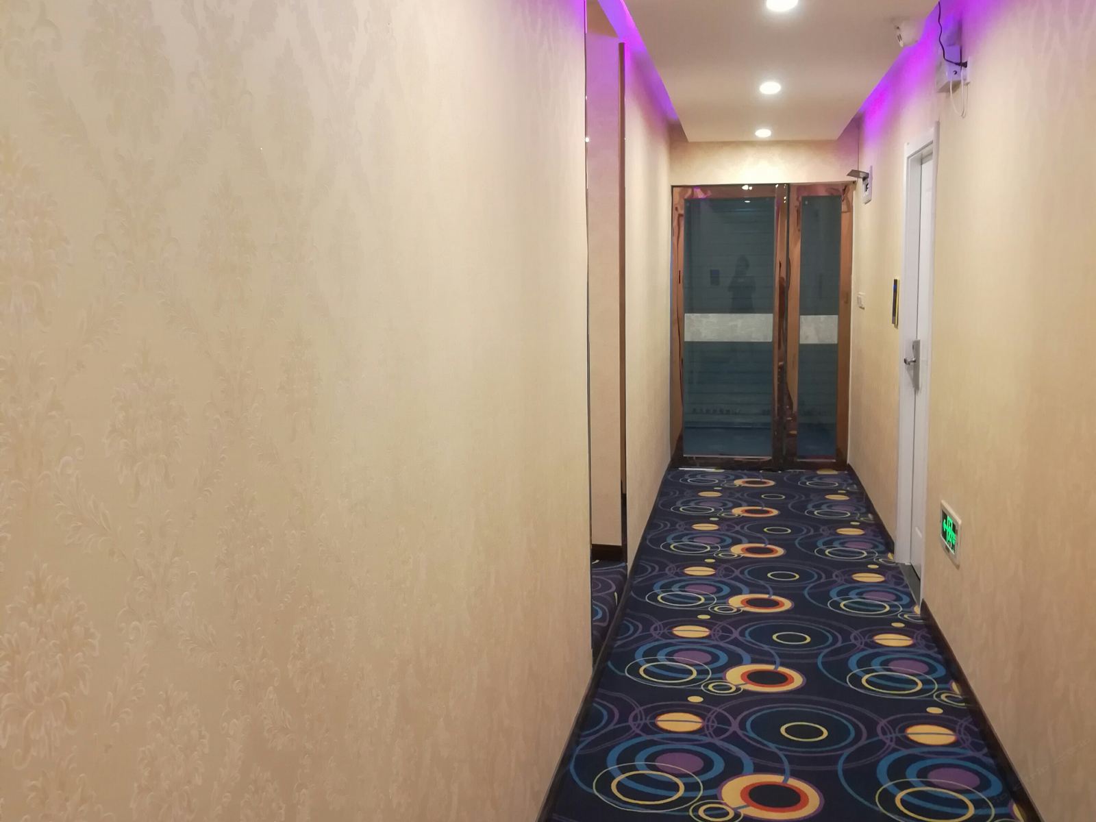 武汉简艾主题公寓光谷广场地铁站店