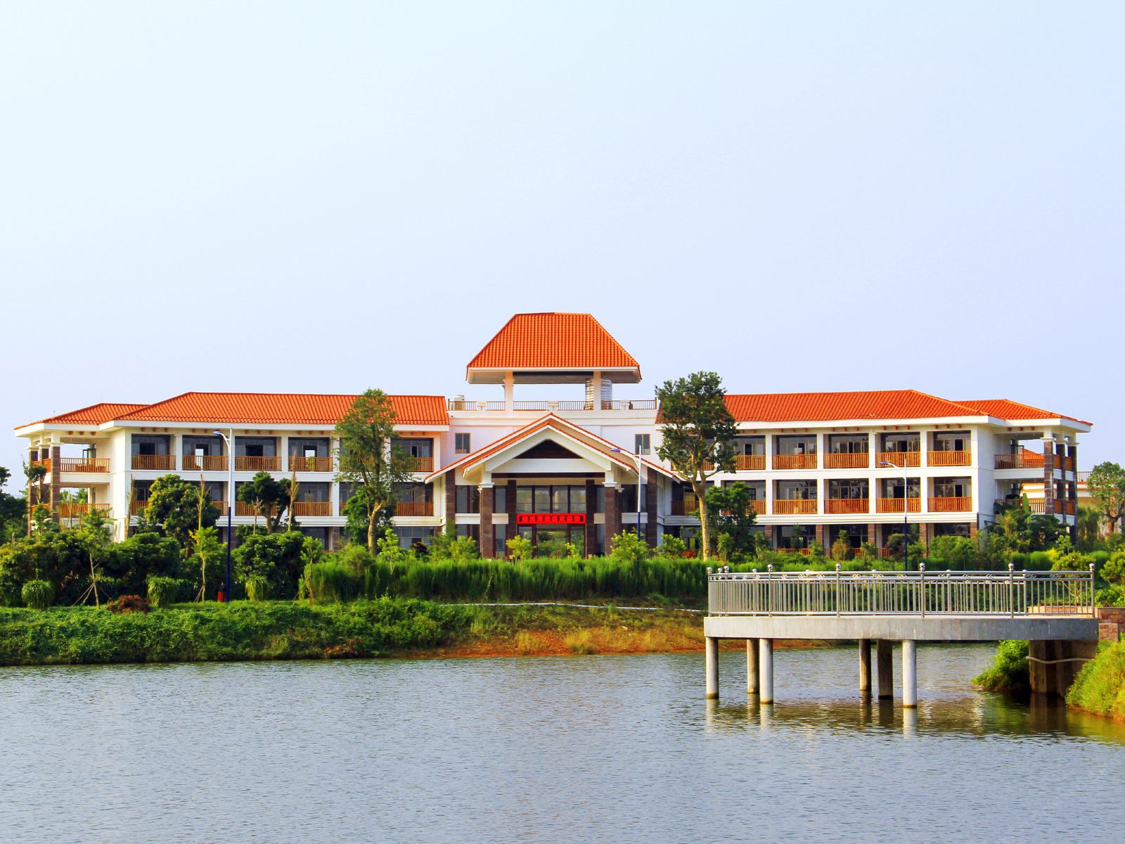 化州燕岭绿湖湾酒店