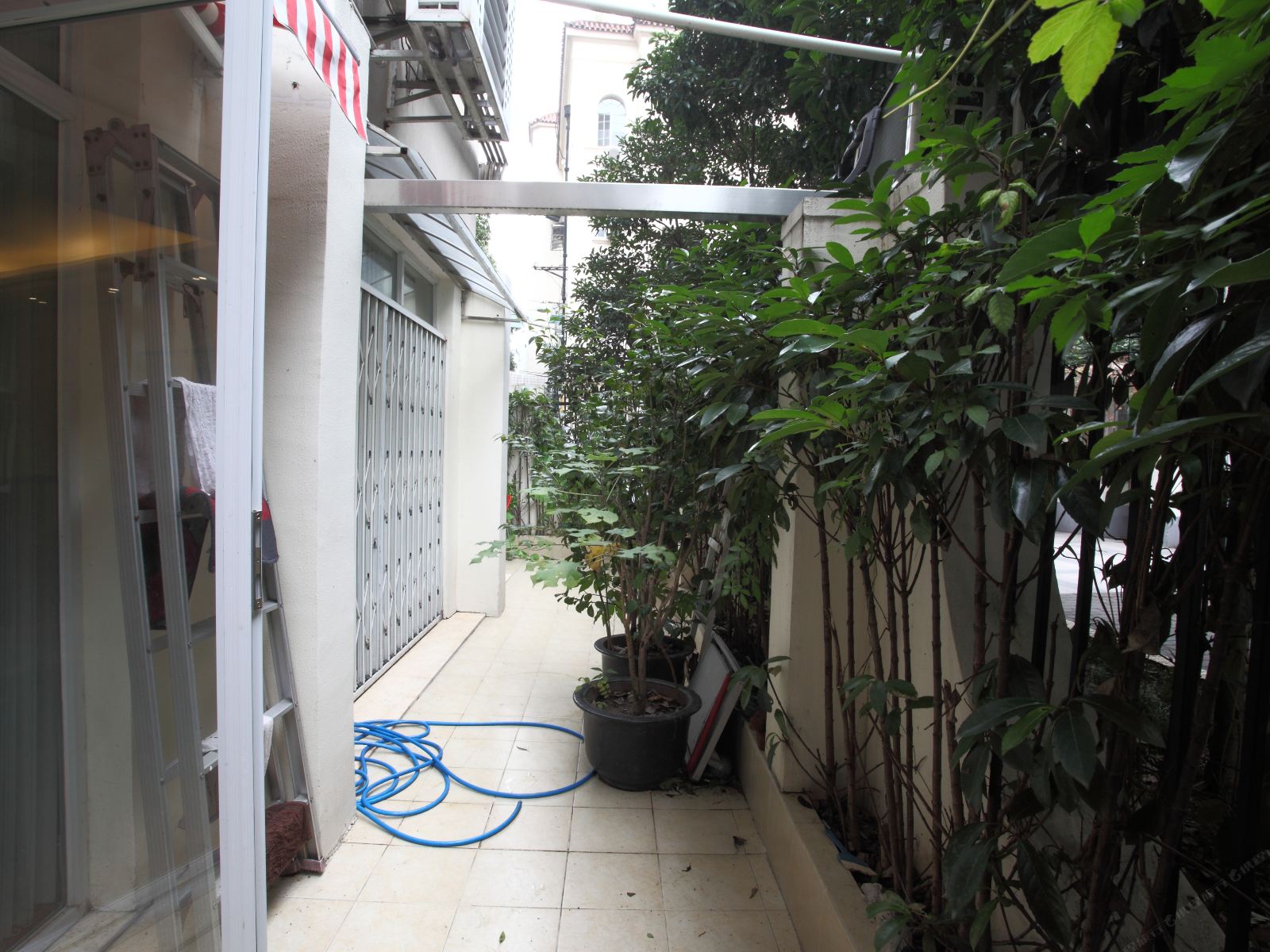 上海南京西路繁华商业区普通公寓