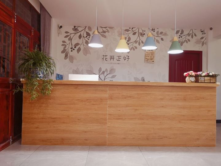百里杜鹃花开正好客栈