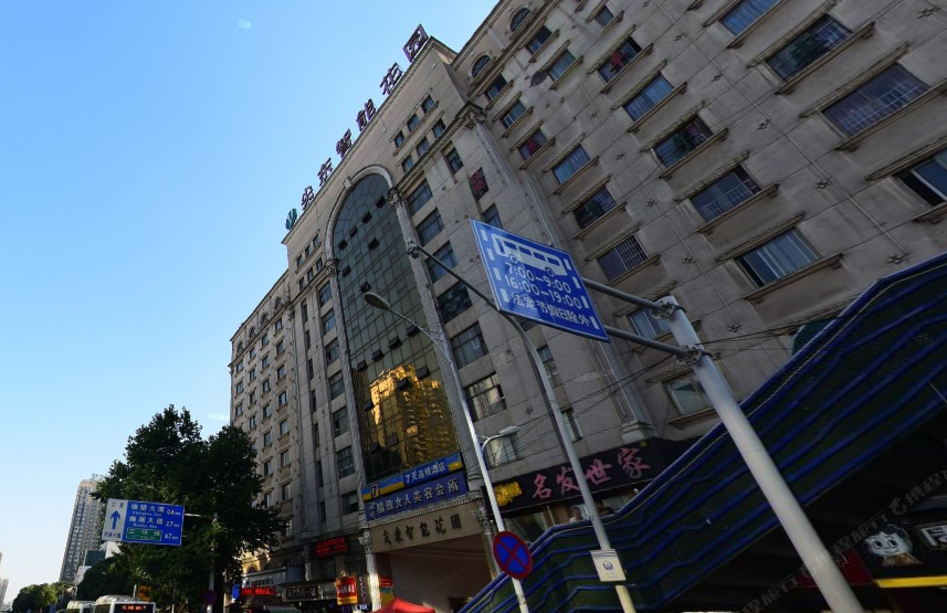 武汉艳阳天主题公寓光谷广场地铁站店
