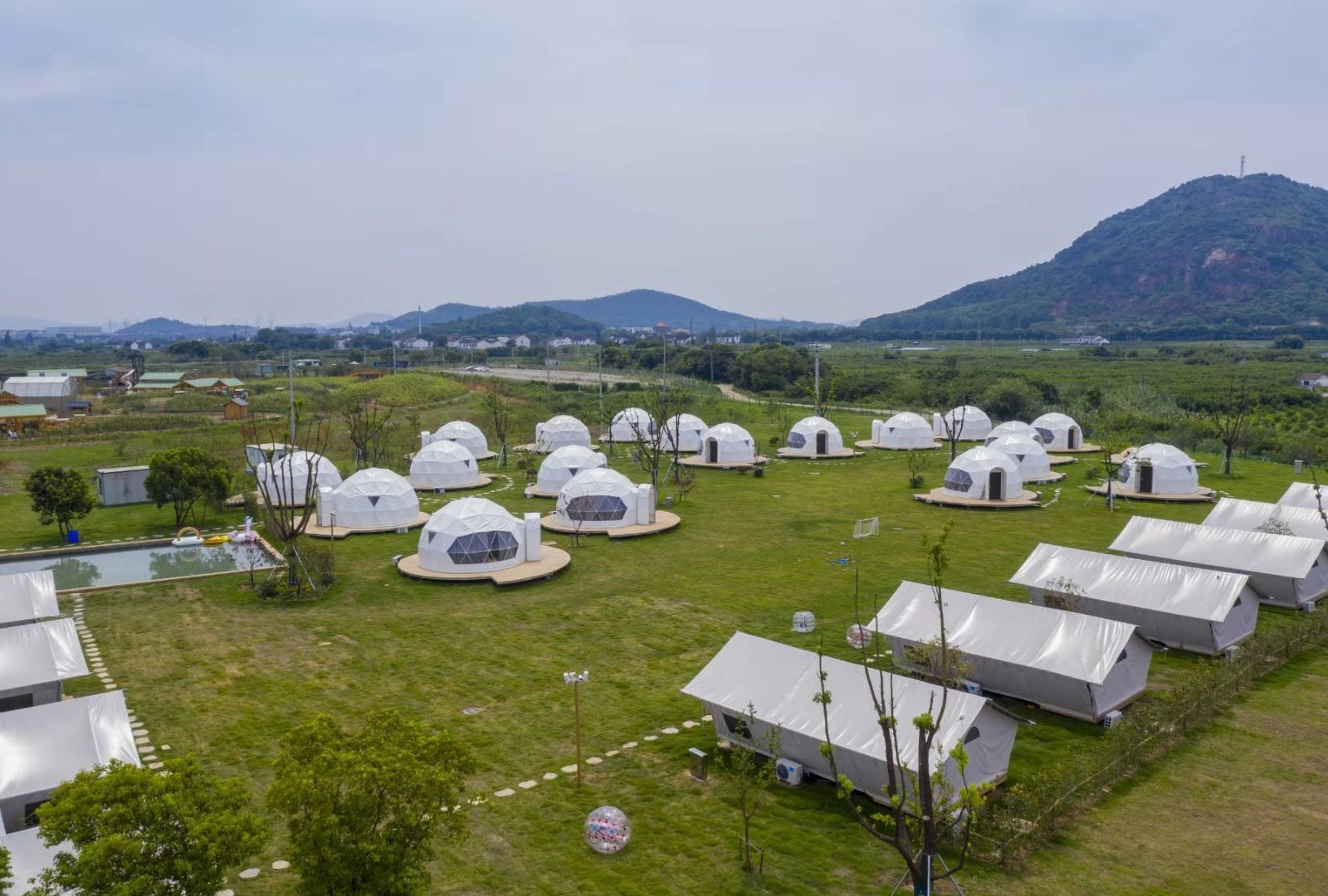 无锡疯狂拖拉机农场牛路野营田野营地
