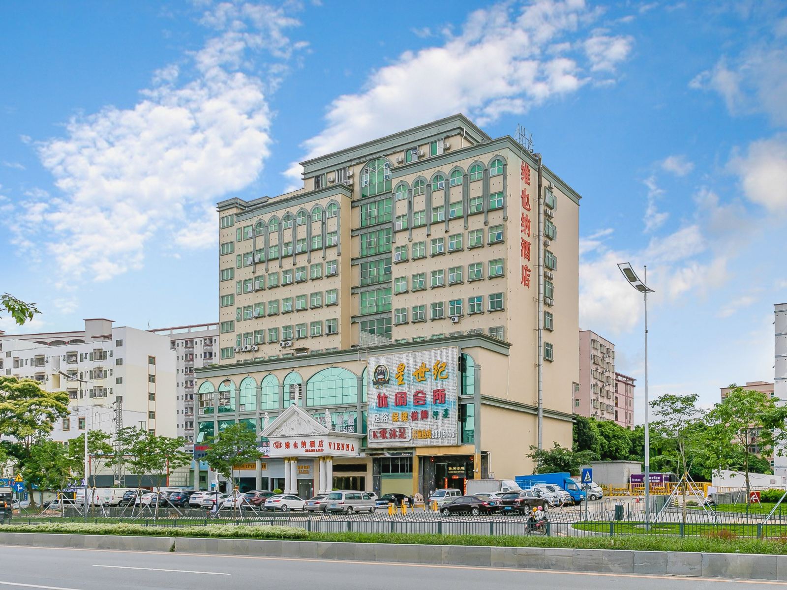 维也纳酒店(深圳观澜观光路富士康店)