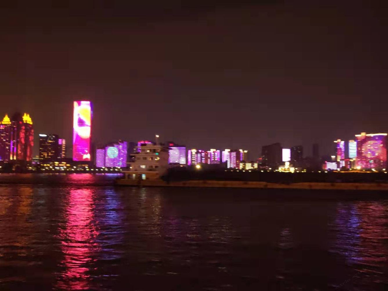 武汉起早贪黑的小五公寓