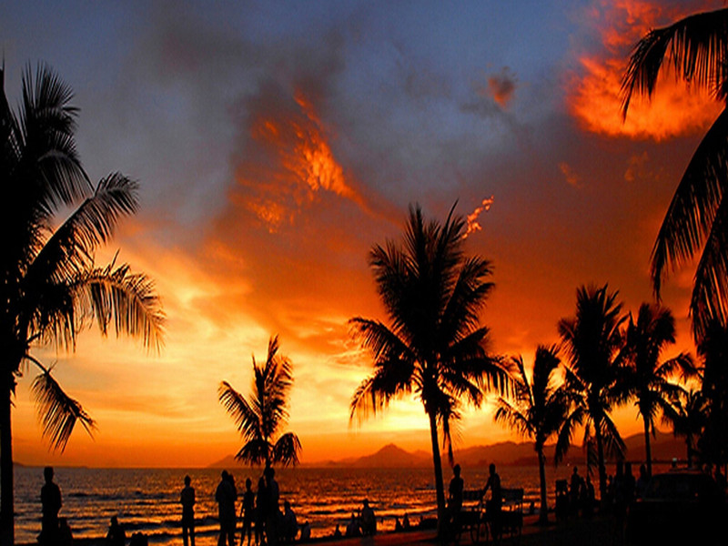 椰梦长廊是环三亚湾修建的一条著名的海滨风景大道.
