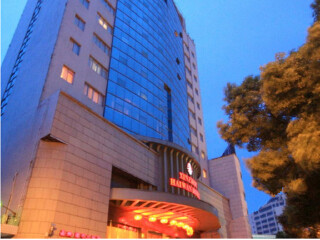 酒店名称:绍兴鑫洲海湾大酒店 酒店房型:标准大床/双床 酒店电话