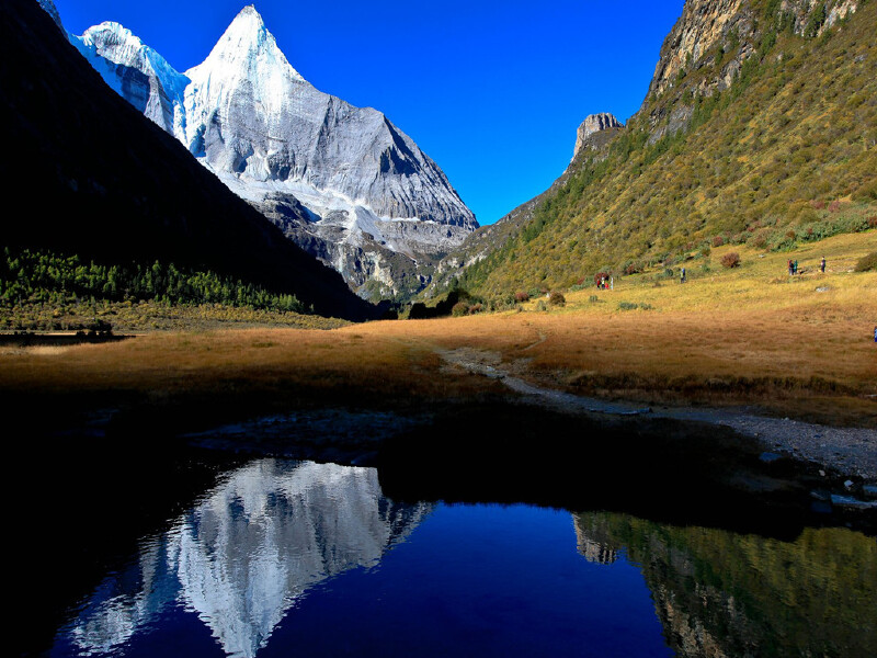 夏诺多吉雪山位于稻城县与凉山州木里县的交界处,海拔5958米,是三怙