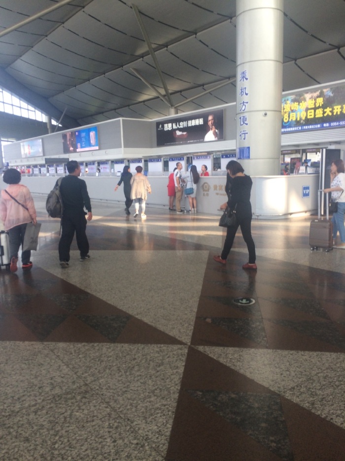 供我这几天想他时预览 来往太原武宿国际机场的大巴上 终于到机场了