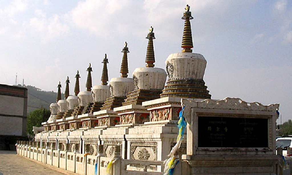 塔尔寺经济总量和游客接待量_塔尔寺图片(2)