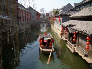 台儿庄古城,占地2平方公里, 11个功能分区,8大景区和29个景点.