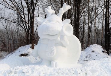 景区吉祥物驯鹿雪雕