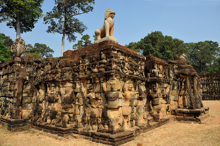 <柬埔寨吴哥窟5-6日游>南京直飞，全程四星酒店，大小吴哥，巴戎寺，战象台，12生肖塔，塔普伦寺，歌舞自助餐，含纪念T恤，帽遮阳，集体合影