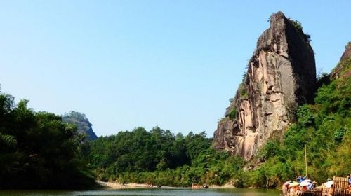 由福州出发,搭乘动车前往武夷山,参观景点:黄岗山大峡谷,龙归源景区