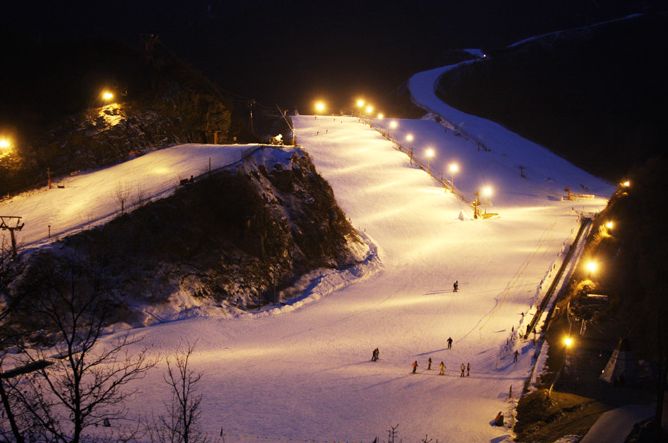 在雪期,北京怀北国际滑雪场,雪场内积雪厚度可达1米,皑皑白雪,湛兰的