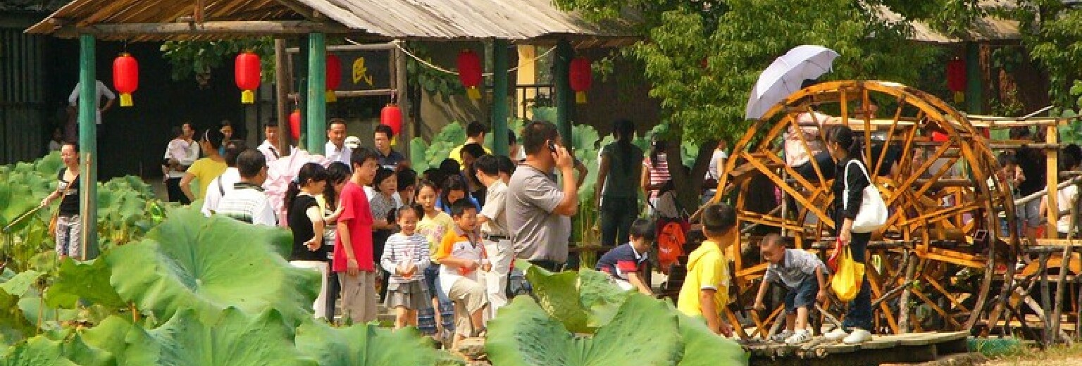九峰国家森林公园是武汉地区唯一的国家森林公园,位于武汉市洪山区内,东接葛店开发区,西邻武汉东湖高新技术开发区、中国光谷和武汉东湖名胜区,距市中心仅12公里,交通便利。 该公园占地333公顷,自然景观优美,野生动植物资源丰富,现有鸟类60余种,植物580多种,其中乔木200余种,是武汉地区森林面积较大的绿色资源宝库。